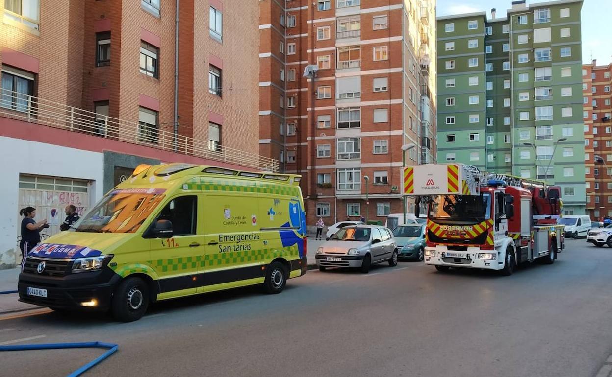 Ambulancia y Bomberos de Burgos en el incendio de la calle Lavaderos este martes.