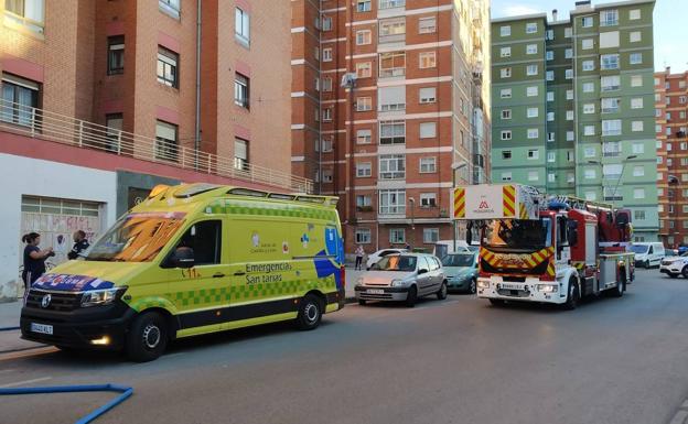 Dos heridos en el incendio de una vivienda en Gamonal