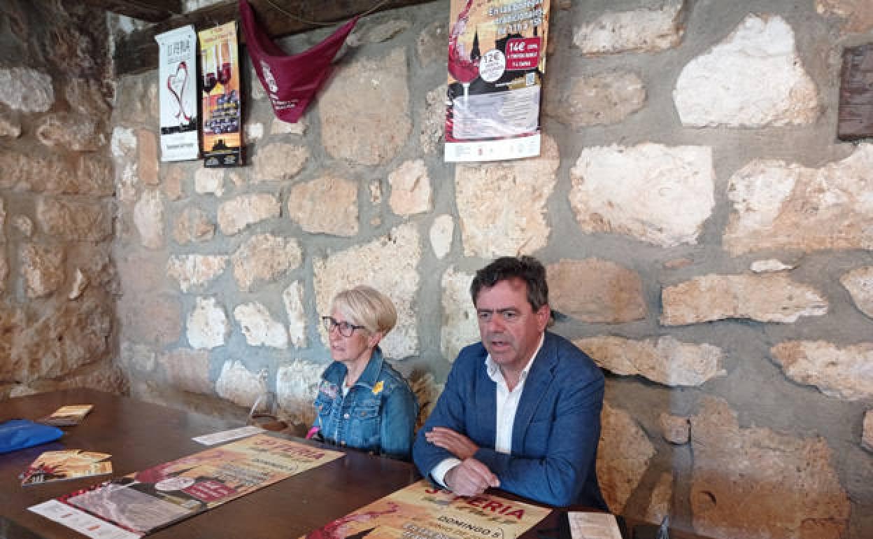 Javier Esgueva y Yolanda Villarrubia en la presentción de la III Feria del Vino de Sotillo de la Ribera. 