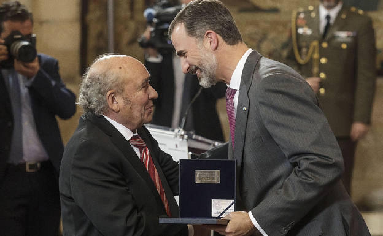 José Antolín recibe un reconocimiento de manos de Rey Felipe VI. 