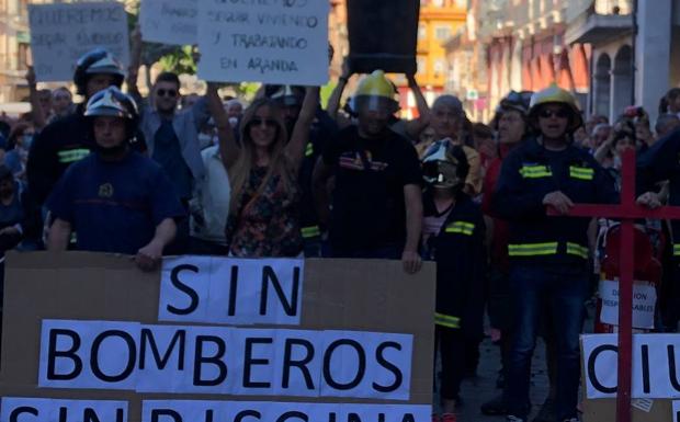 Manifestación en Aranda de Duero convocada por los Bomberos.