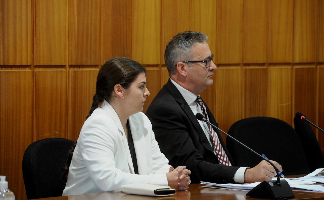 La acusada, Sandra M., junto a su abogado defensor, en el transcurso del juicio ante la Audiencia. 