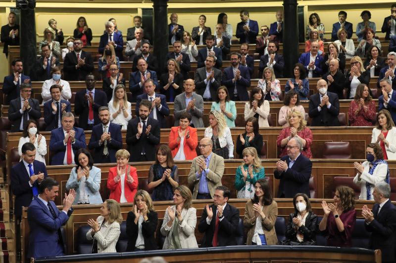 La bancada socialista aplaude a Sánchez tras su intervención.