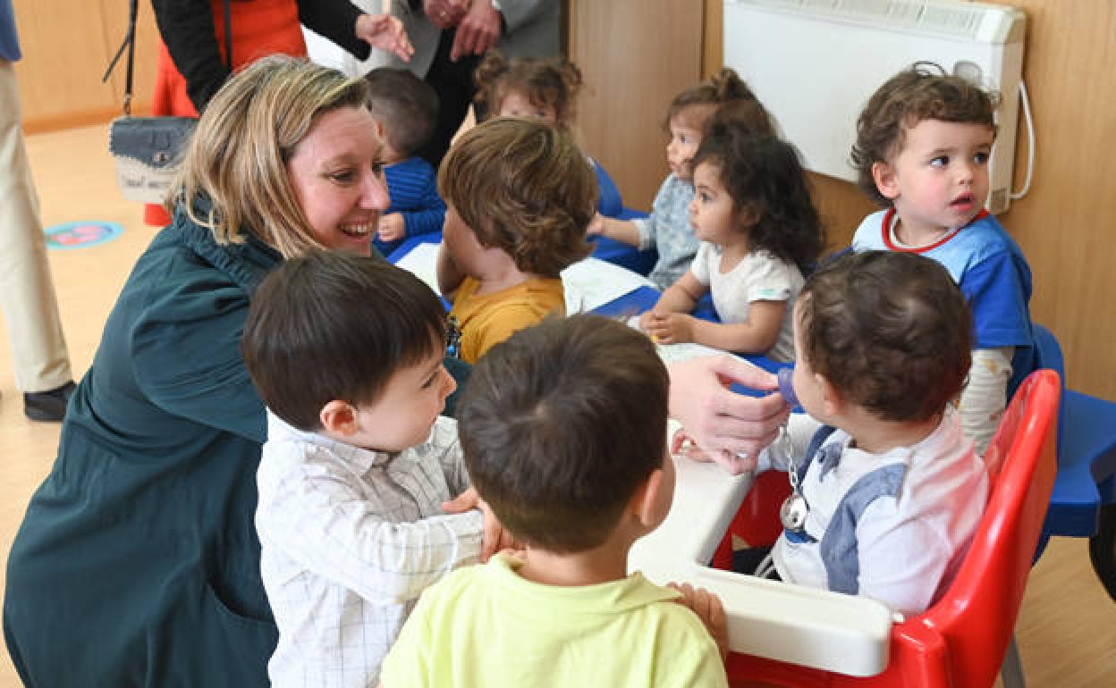 Isabel Blanco en su visita a un centro educativo de la localidad burgalesa de Villalbilla de Burgos. 