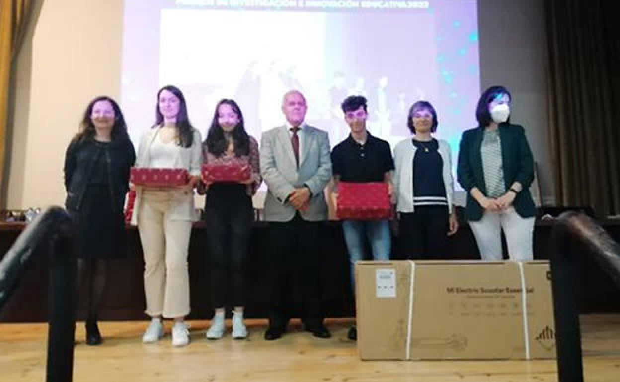 Alumnos del IES Pintor Luis Sáez reciben el premio. 