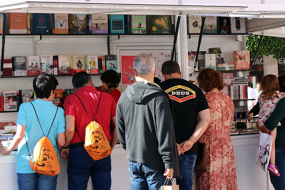 Fotos: Público y calor acompañan a la Feria del Libro de Burgos en su primer fin de semana