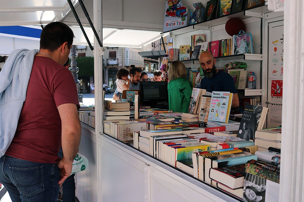 Fotos: Público y calor acompañan a la Feria del Libro de Burgos en su primer fin de semana