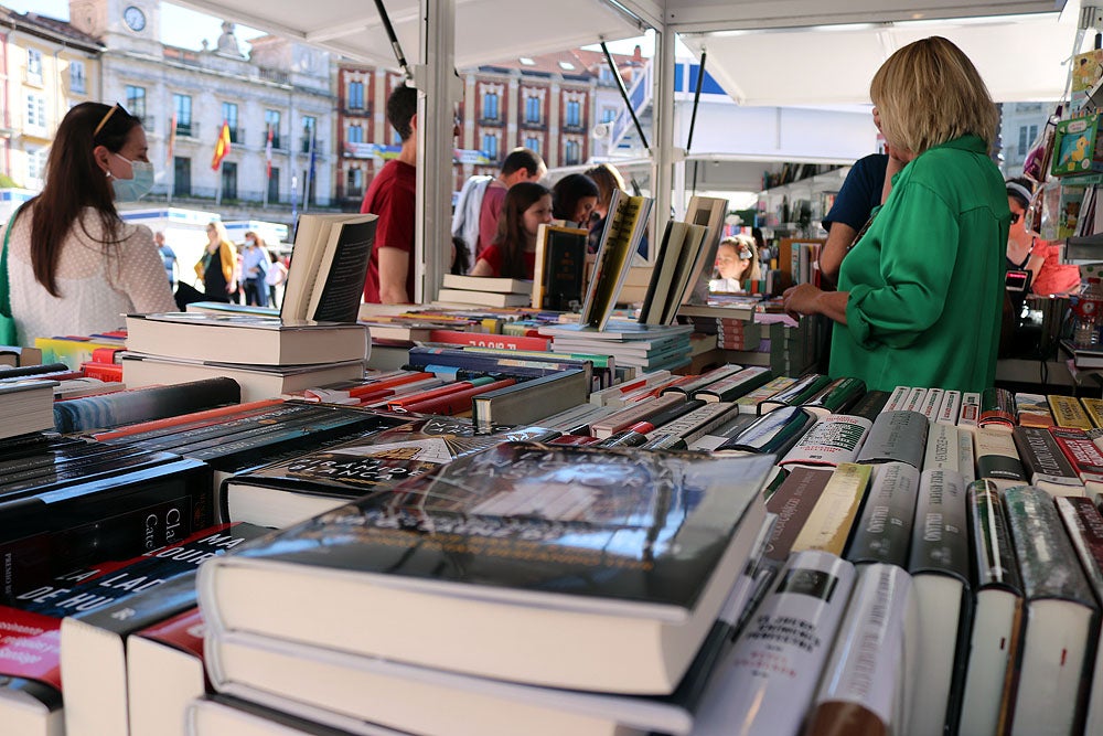 Fotos: Público y calor acompañan a la Feria del Libro de Burgos en su primer fin de semana