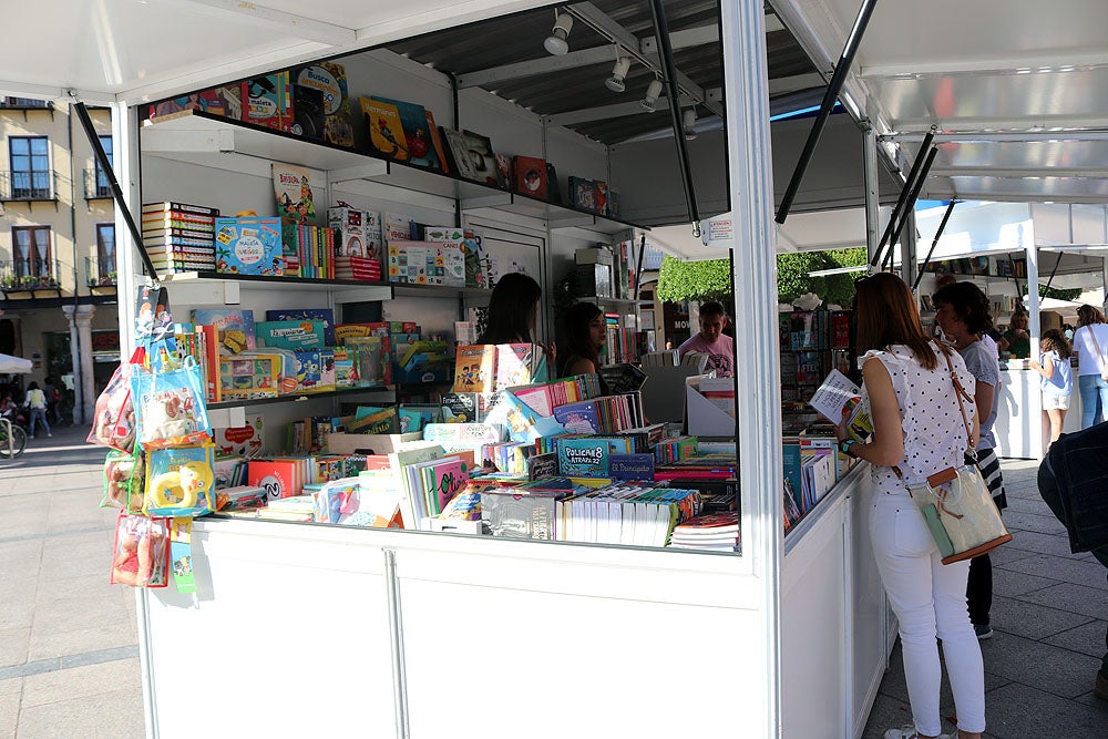 Fotos: Público y calor acompañan a la Feria del Libro de Burgos en su primer fin de semana