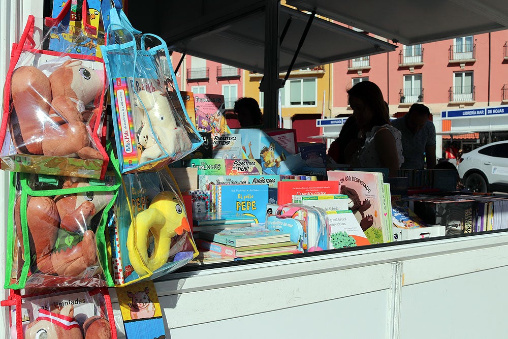 Fotos: Público y calor acompañan a la Feria del Libro de Burgos en su primer fin de semana