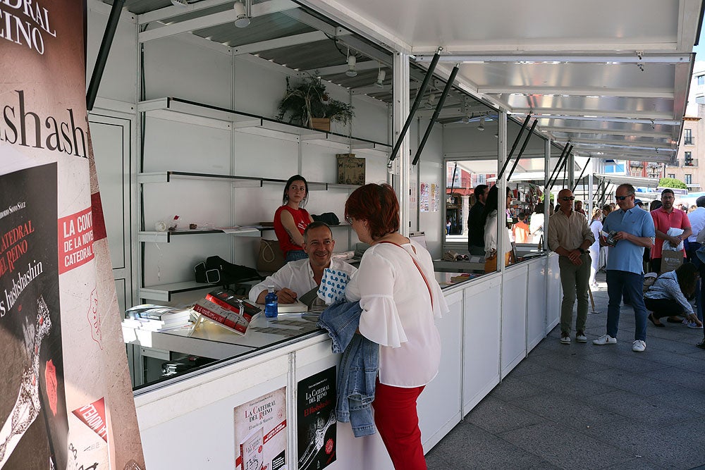 Fotos: Público y calor acompañan a la Feria del Libro de Burgos en su primer fin de semana