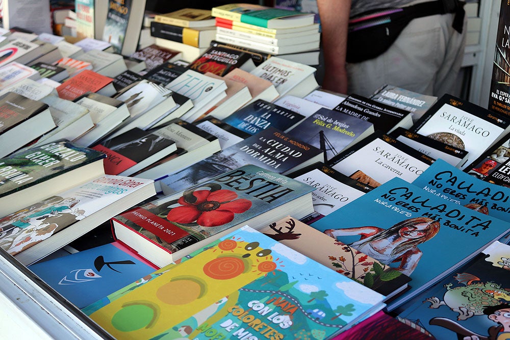 Fotos: Público y calor acompañan a la Feria del Libro de Burgos en su primer fin de semana