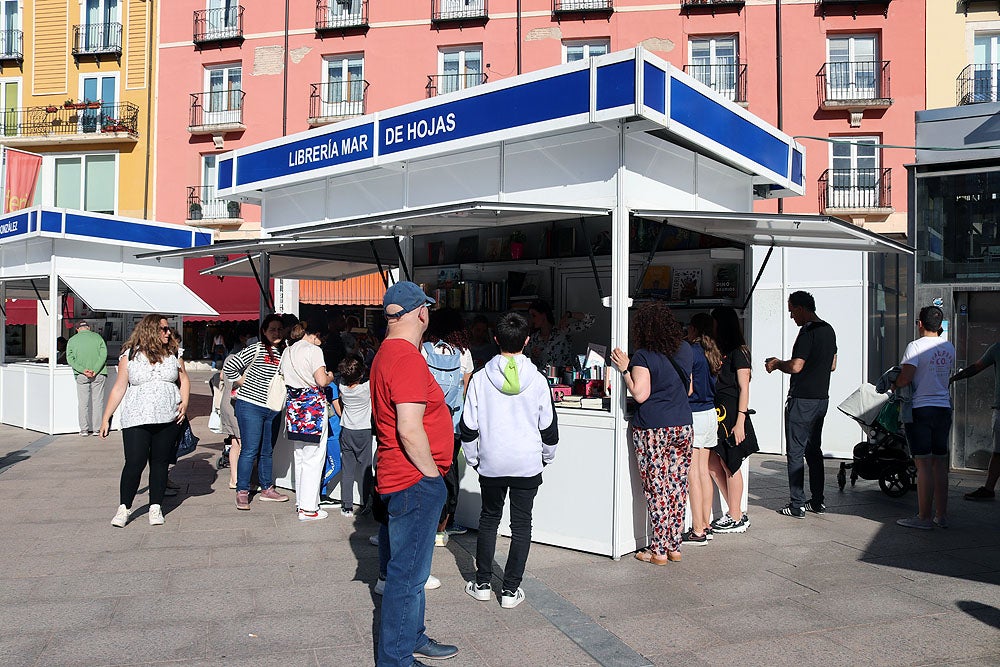 Fotos: Público y calor acompañan a la Feria del Libro de Burgos en su primer fin de semana