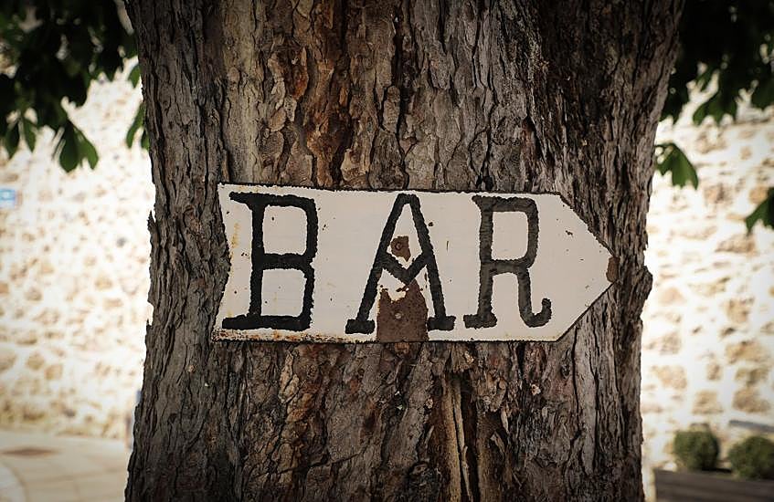 Hanae regenta el bar de Contreras. La cercanía a Sad Hill no se nota mucho en la economía local. 