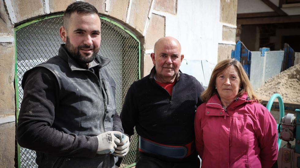 Diego Cardero, uno de los más jóvenes de Barbadillo del Pez, Félix Cardero y Julia Castrillo. 