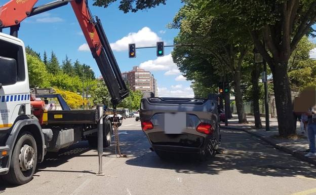 Un aparatoso accidente obliga a cortar parcialmente un carril en la avenida del Cid