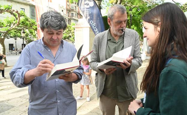 Firma de libros de los autores que firman bajo el pseudónimo de Carmen Mola.