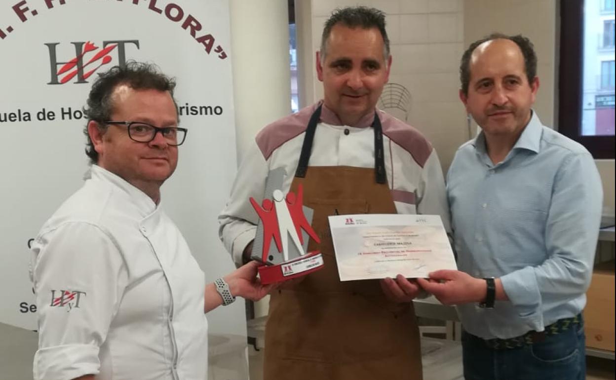 El ganador posa con el diploma que le acredita como el autor de la mejor hamburguesa artesanal de Burgos. 