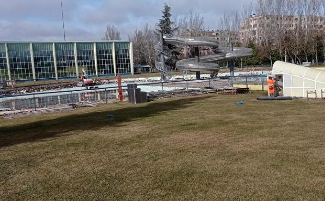 Las obras continúan en las piscinas de El Plantío.