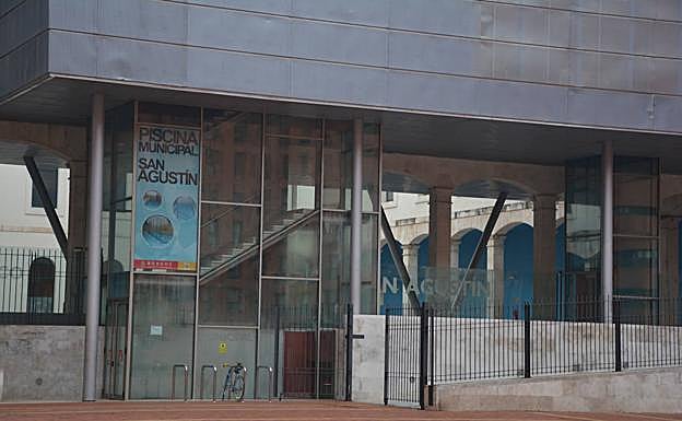 Entrada de las piscinas municipales del Centro Cívico San Agustín