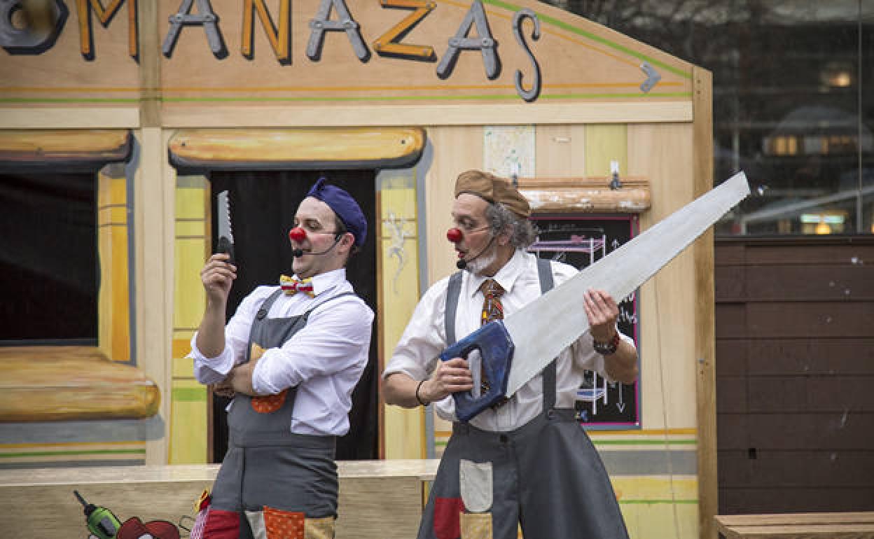 Teatro de la Sonrisa durante la puesta en escena de 'Bricomanazas'. 