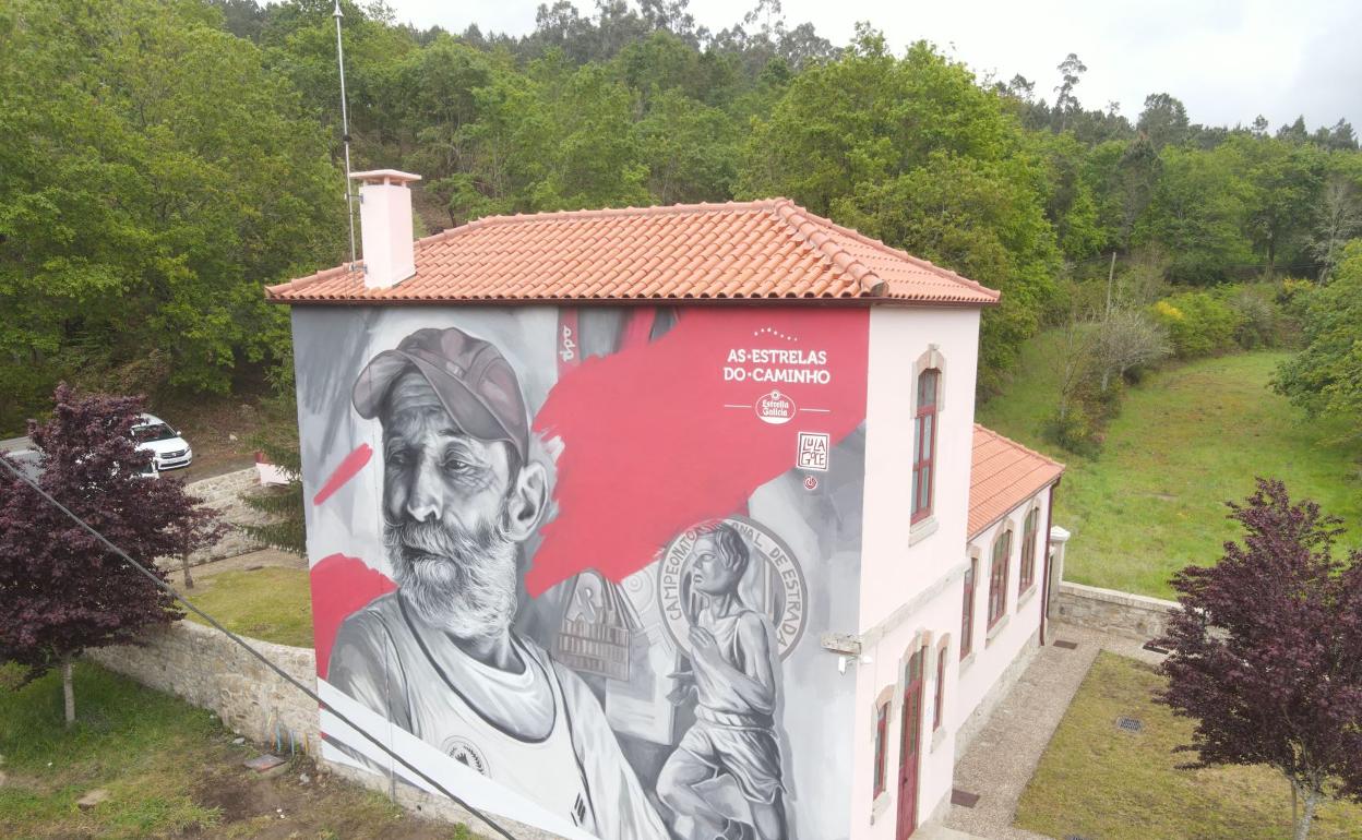 Uno de los murales que retrata a Joaquin Sá, atleta de 74 años que ha hecho el Camino decenas de veces. Está en el pueblo portugués de Rubiaes. 