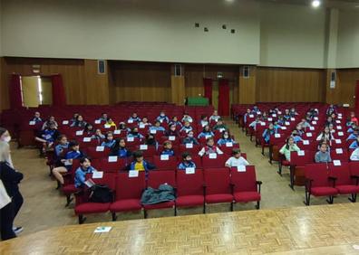 Imagen secundaria 1 - Arriba, un nuiño con su máscara de Carnaval, propio de Venecia; abajo a la izquierda, alumnos participan en el debate simulando las Naciones Unidas y a la derecha, una alumna junto a un globo terráqueo. 