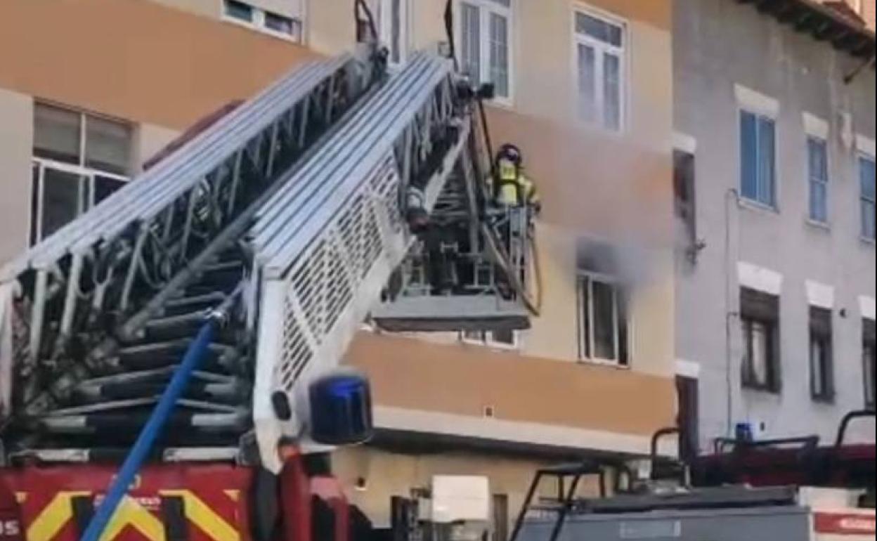 Efectivos del cuerpo de Bomberos de Burgos durante las labores de extinción del conato de incendio