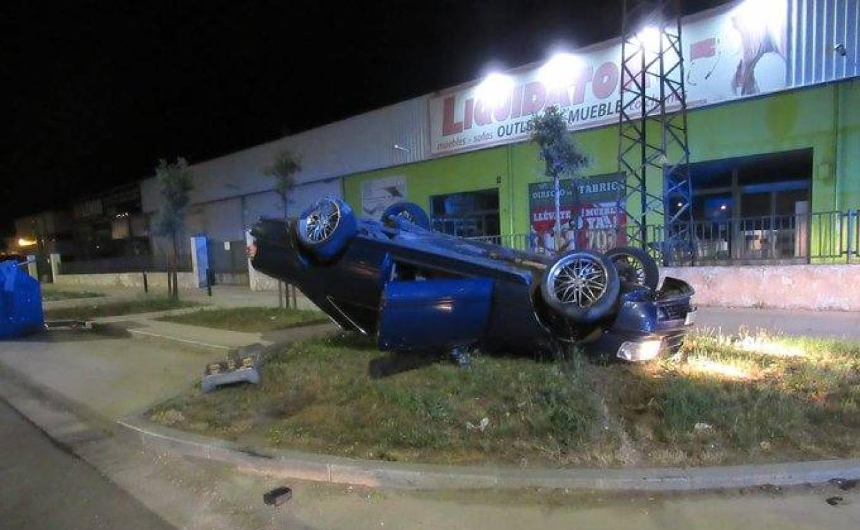 El coche quedó completamente volteado sobre la glorieta tras el accidente