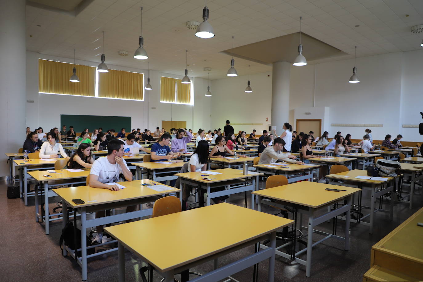 Estudiantes en el primer día de exámenes de la prueba en la Politécnica de la Milanera