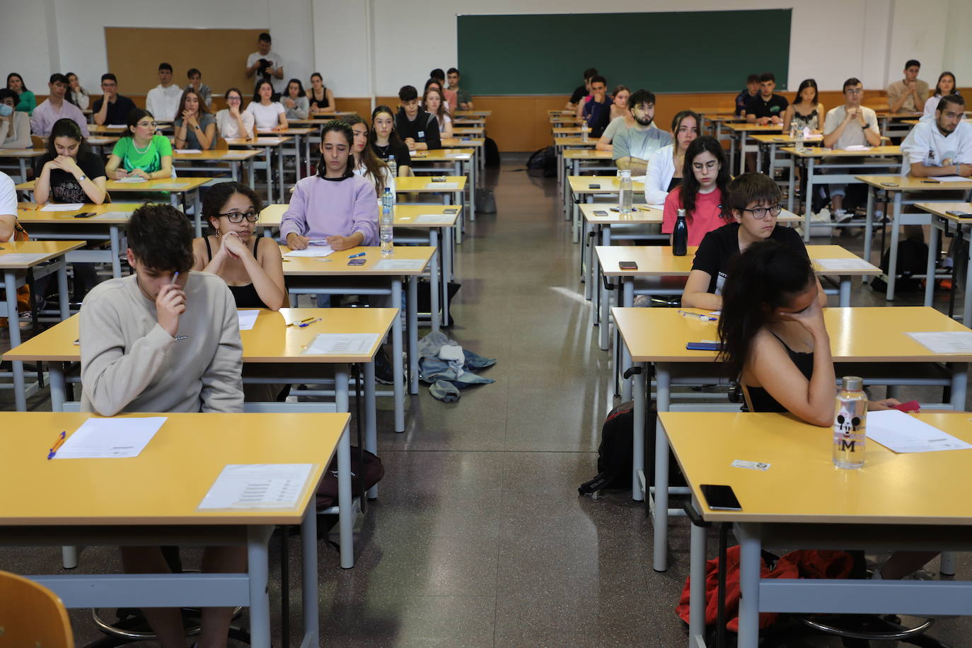 Estudiantes en el primer día de exámenes de la prueba en la Politécnica de la Milanera