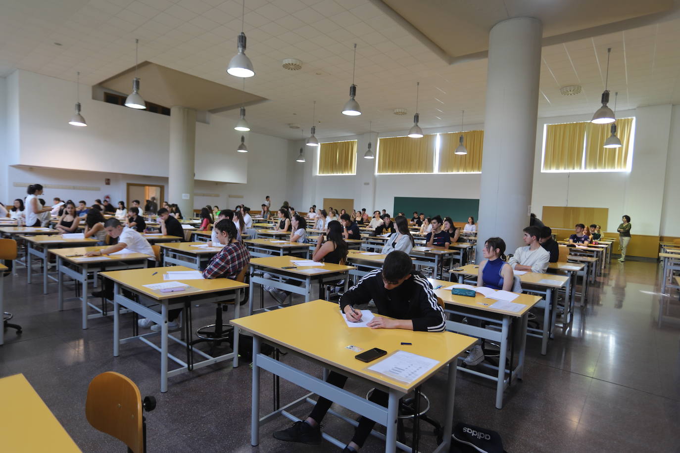 Estudiantes en el primer día de exámenes de la prueba en la Politécnica de la Milanera