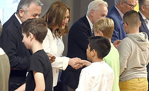 Imagen principal - La delegada del Gobierno en Castilla y León preside la entrega de carnés de ciberexpert@ a escolares de varios centros educativos de Burgos. 
