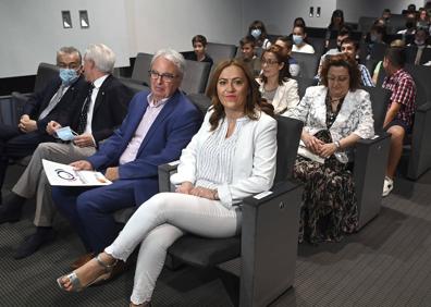 Imagen secundaria 1 - La delegada del Gobierno en Castilla y León preside la entrega de carnés de ciberexpert@ a escolares de varios centros educativos de Burgos. 