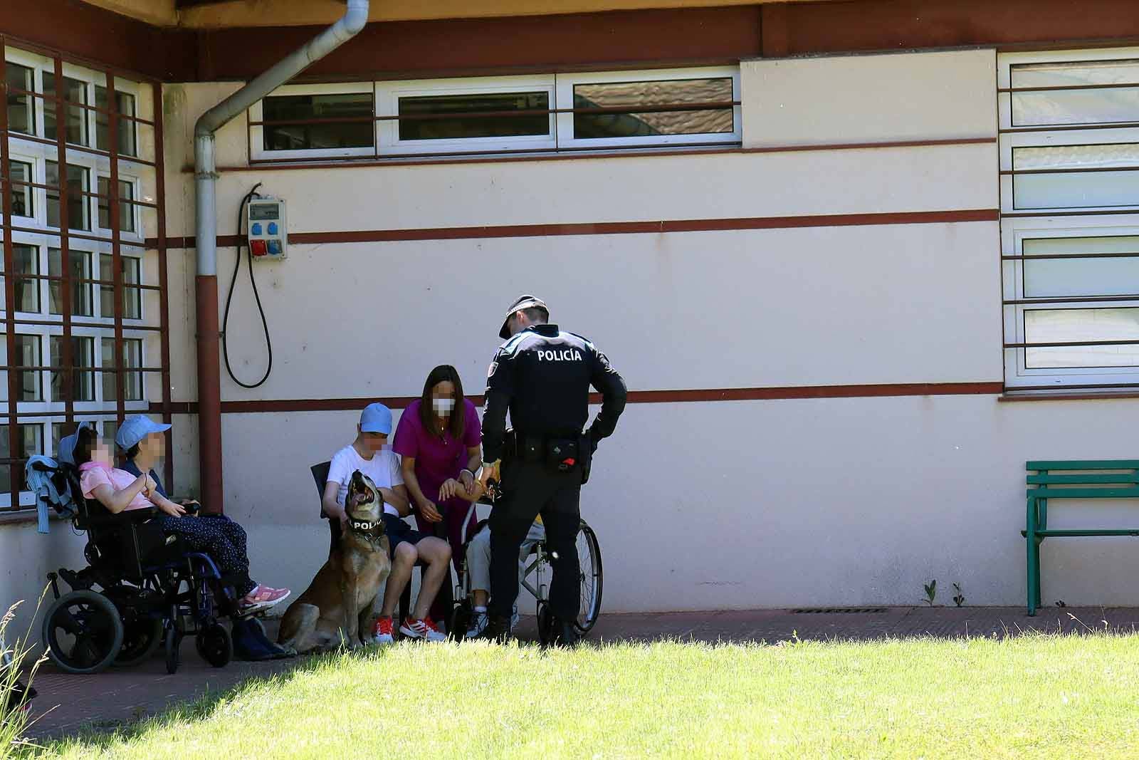 La unidad canina visitó la Residencia Asisitida de Personas Mayores de Fuentes Blancas.