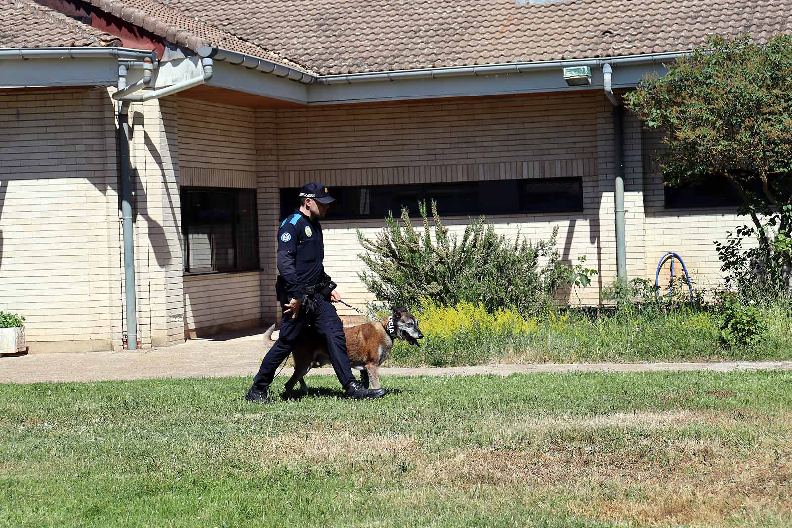 La unidad canina visitó la Residencia Asisitida de Personas Mayores de Fuentes Blancas.