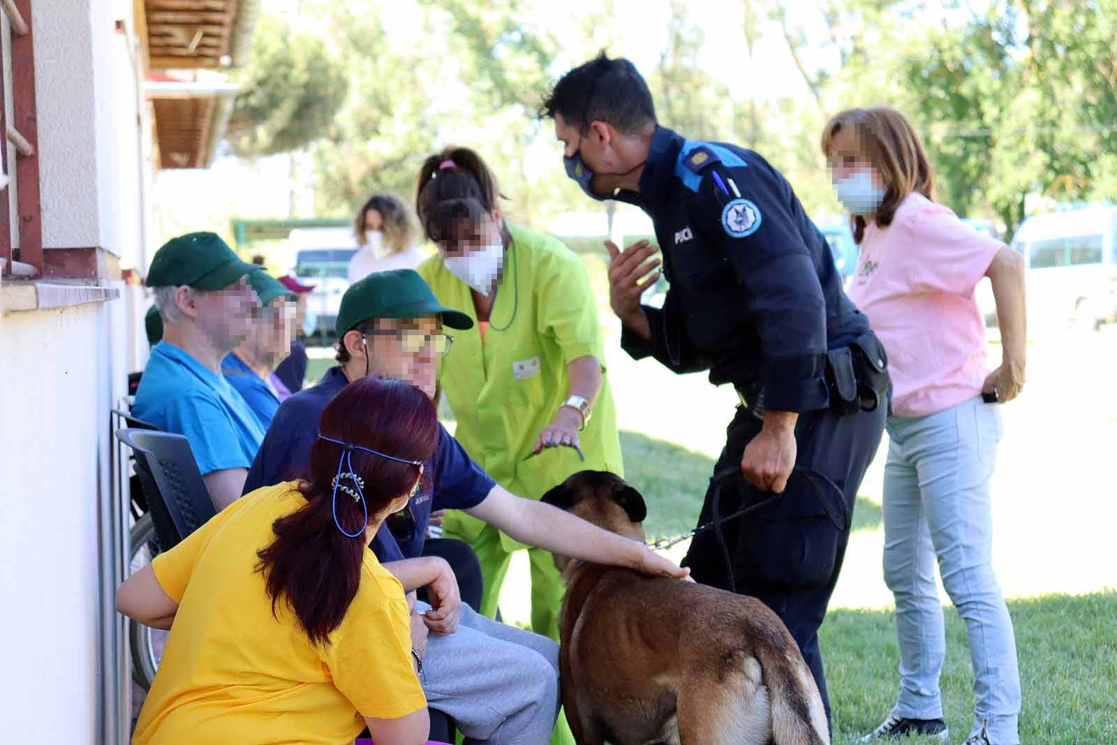 La unidad canina visitó la Residencia Asisitida de Personas Mayores de Fuentes Blancas.