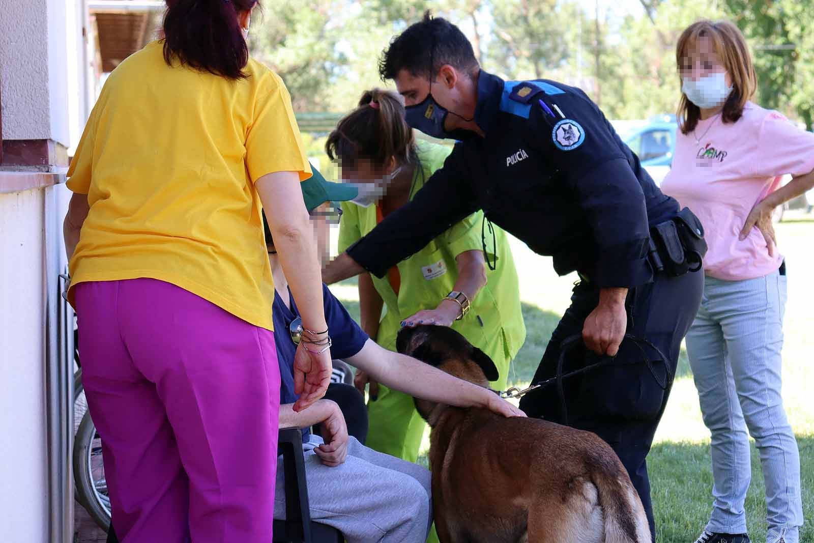 La unidad canina visitó la Residencia Asisitida de Personas Mayores de Fuentes Blancas.