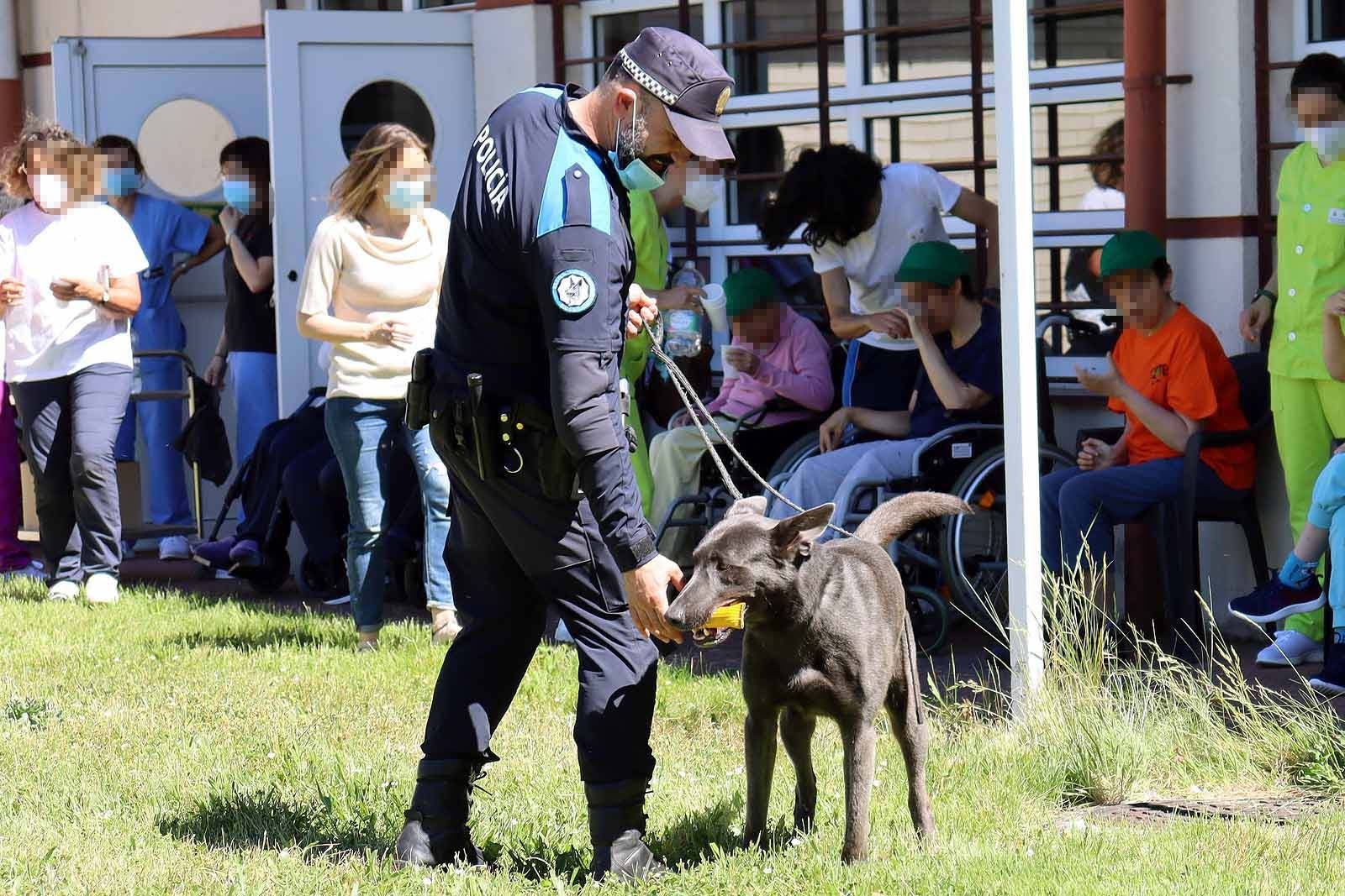 La unidad canina visitó la Residencia Asisitida de Personas Mayores de Fuentes Blancas.