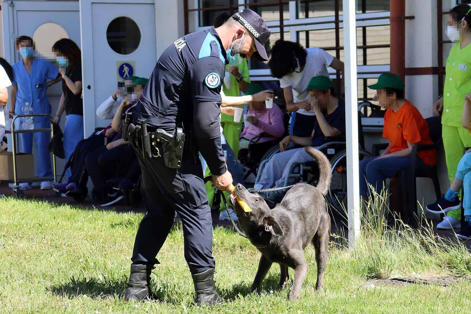 La unidad canina visitó la Residencia Asisitida de Personas Mayores de Fuentes Blancas.