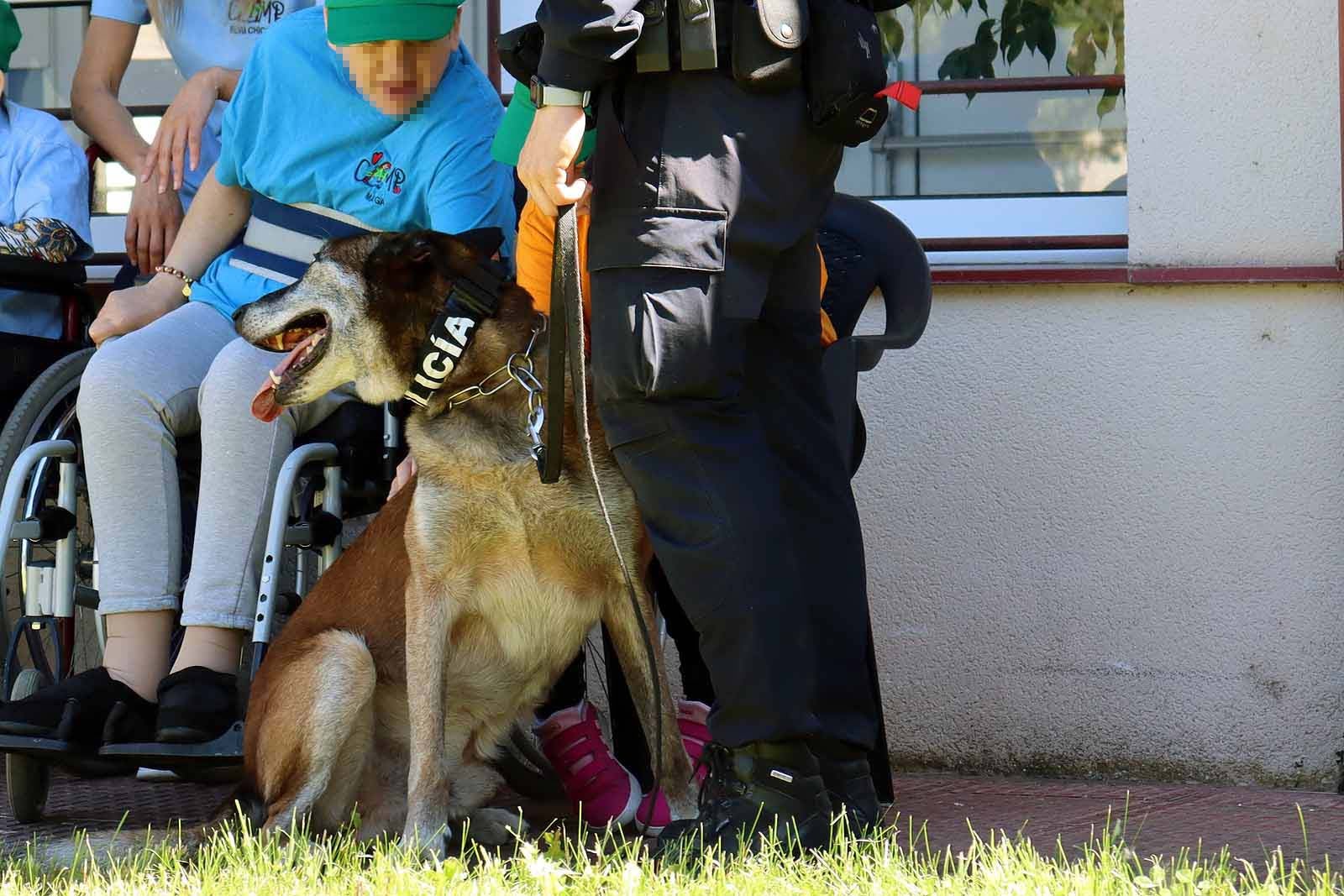 La unidad canina visitó la Residencia Asisitida de Personas Mayores de Fuentes Blancas.