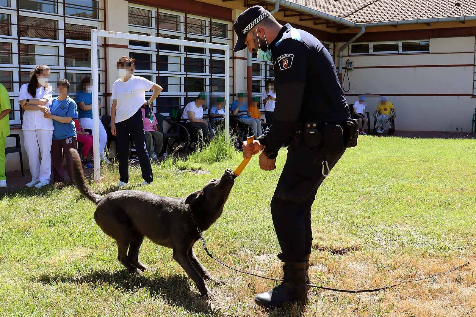 La unidad canina visitó la Residencia Asisitida de Personas Mayores de Fuentes Blancas.