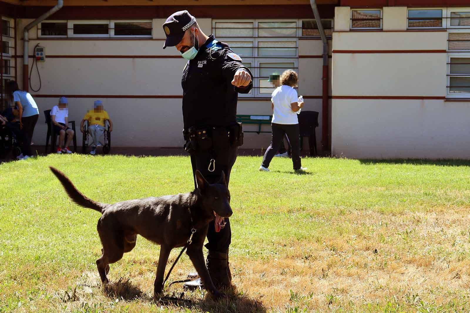 La unidad canina visitó la Residencia Asisitida de Personas Mayores de Fuentes Blancas.