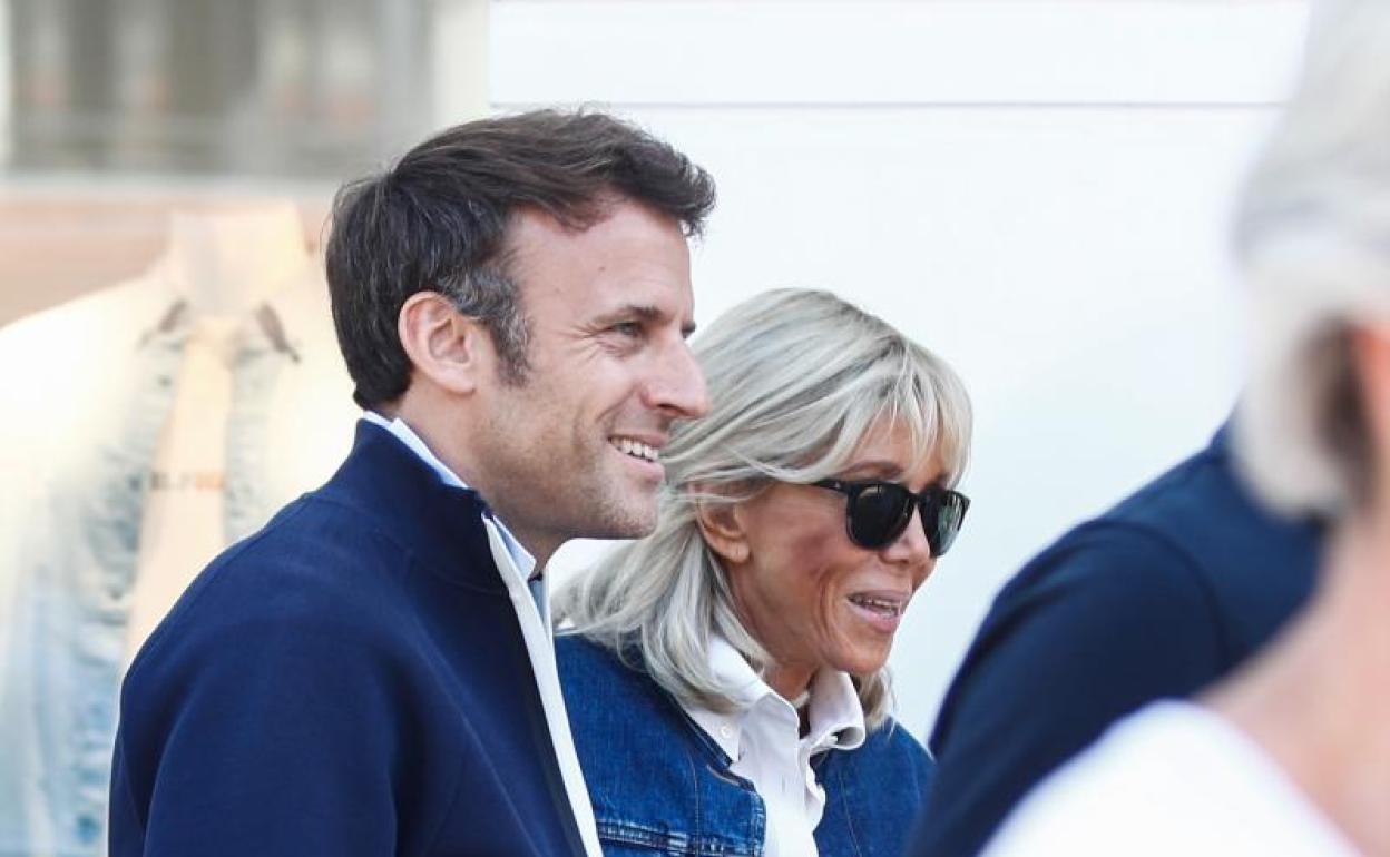 Macron y su esposa, este sábado en un acto electoral.