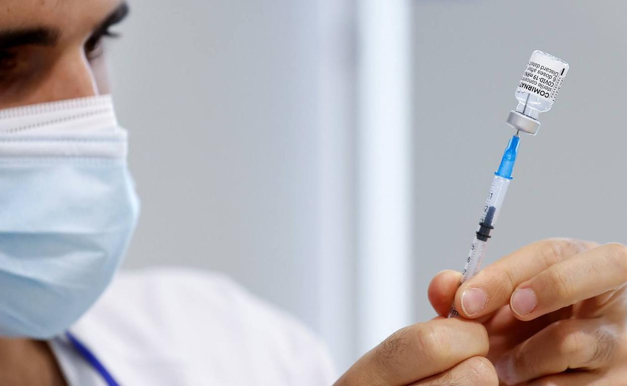 Una sanitaria prepara la dosis de la vacuna frente a la covid.