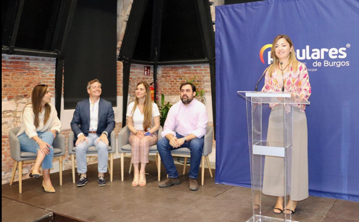 Carolina Blasco, junto a miembros del Grupo Municipal del PP, ha hecho balance de los tres años de gobierno municipal.