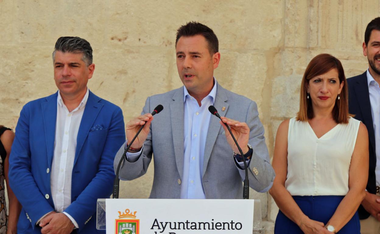 Daniel de la Rosa, junto con Vicente Marañón y Nuria Barrio.