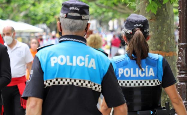 Dos detenidos, uno de ellos menor, por agredir a agentes de la Policía Local