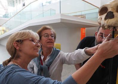 Imagen secundaria 1 - Arriba, Elena Santos; abajo a la izquierda, Mari Cruz Ortega y a la derecha Asier Gómez. 