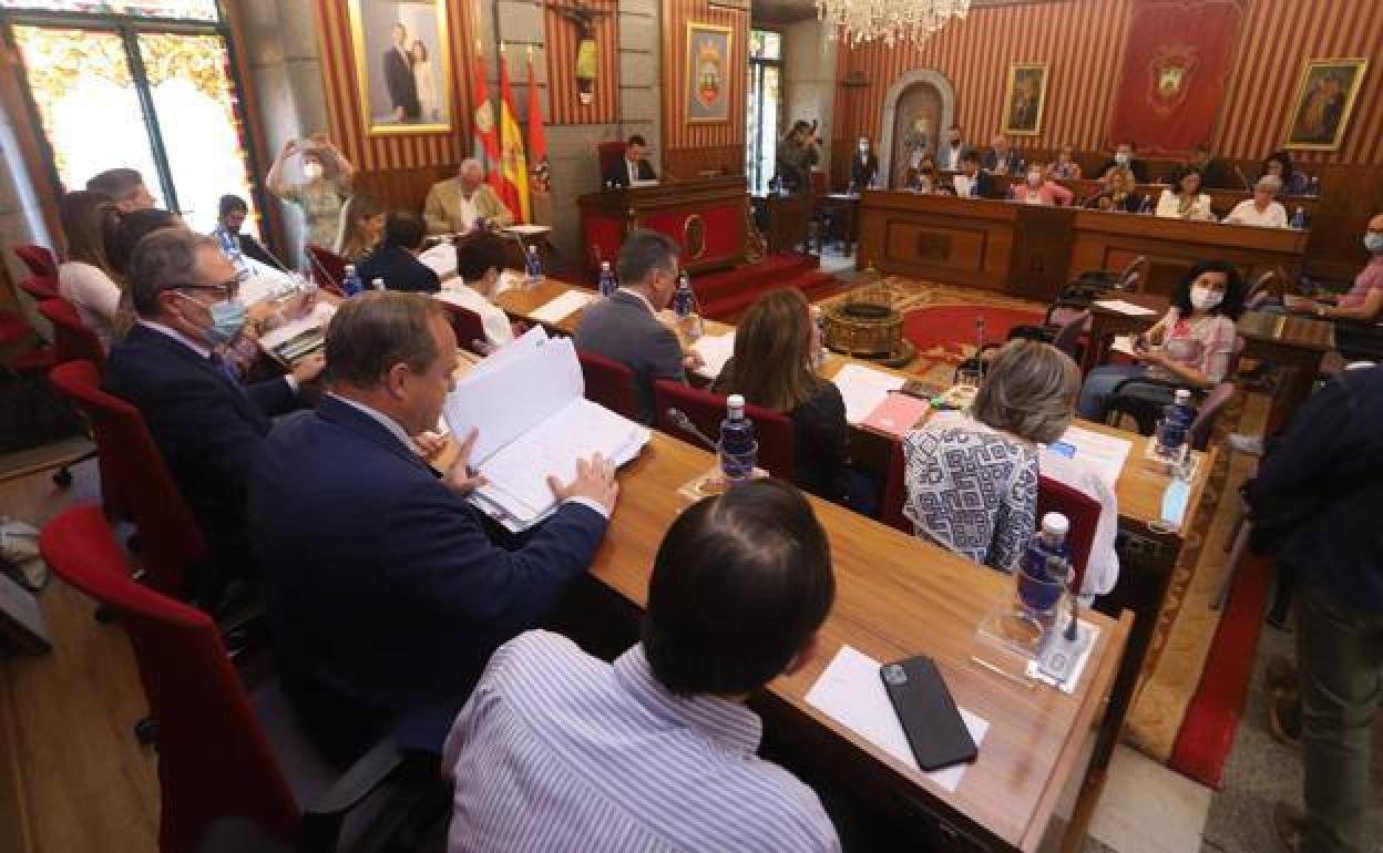 Imagen de archivo de un pleno en el Ayuntamiento de Burgos.